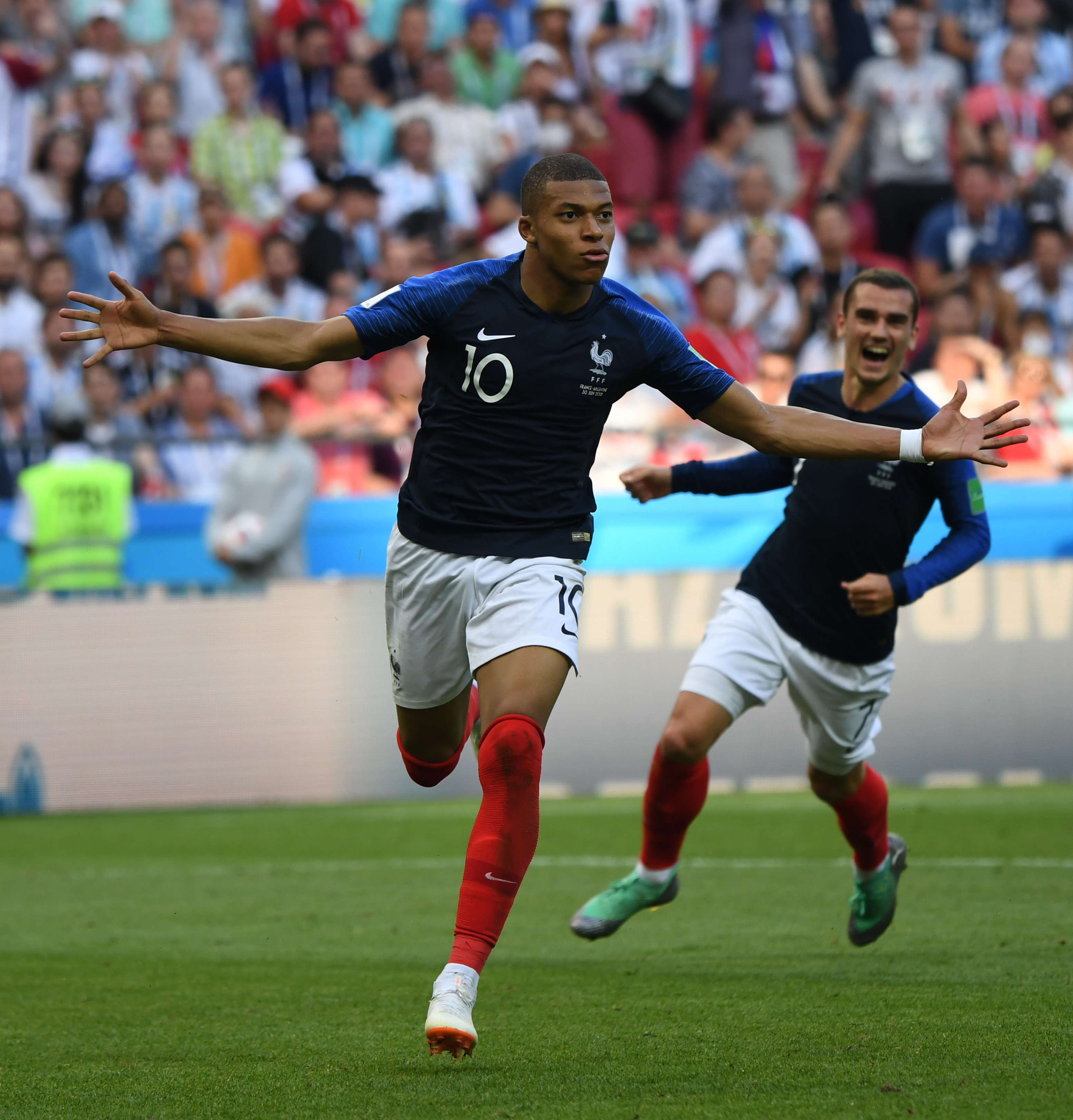 英超前瞻：利兹联伤兵满营残阵出征，切尔西近期状态极为出色（英超前瞻：利兹联伤病缠身客场出击，切尔西近况火热）