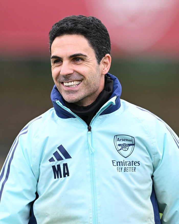 热爱皆平等，河南球迷赛前在球场外声援阿奇姆彭（热爱无差别：河南球迷赛前场外力挺阿奇姆彭）