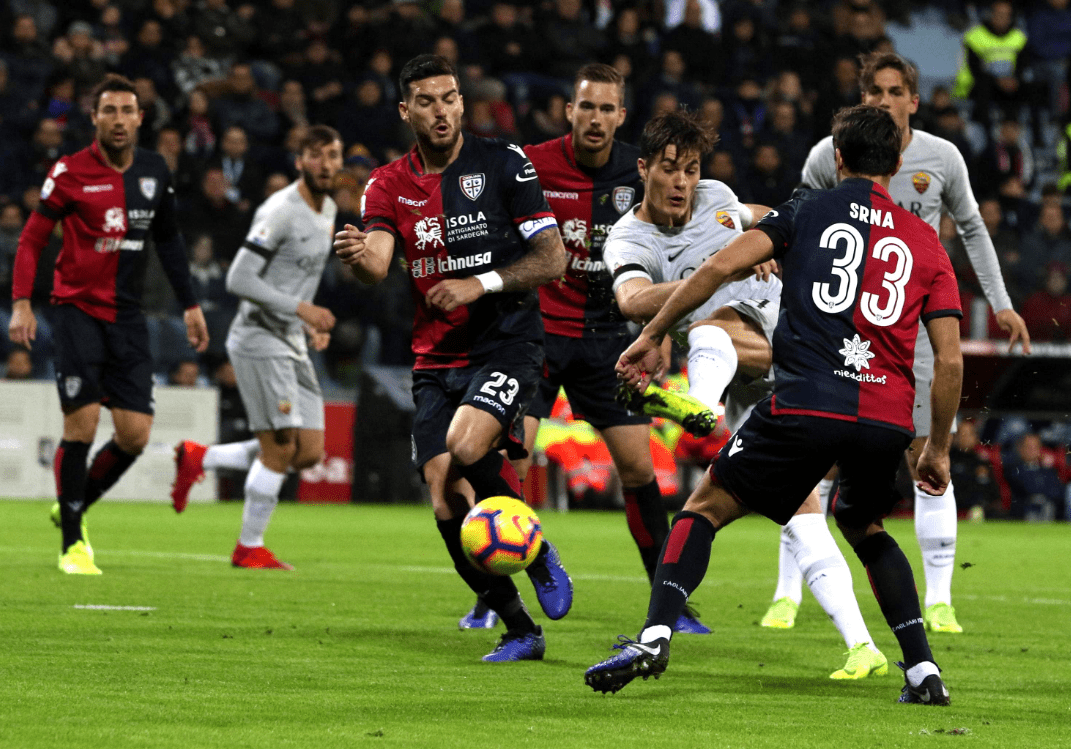 惊险一幕，马竞女足球员梅迪纳头部被膝盖撞到后失去意识（马竞女足惊魂一刻：梅迪纳头部遭膝撞后当场昏迷）