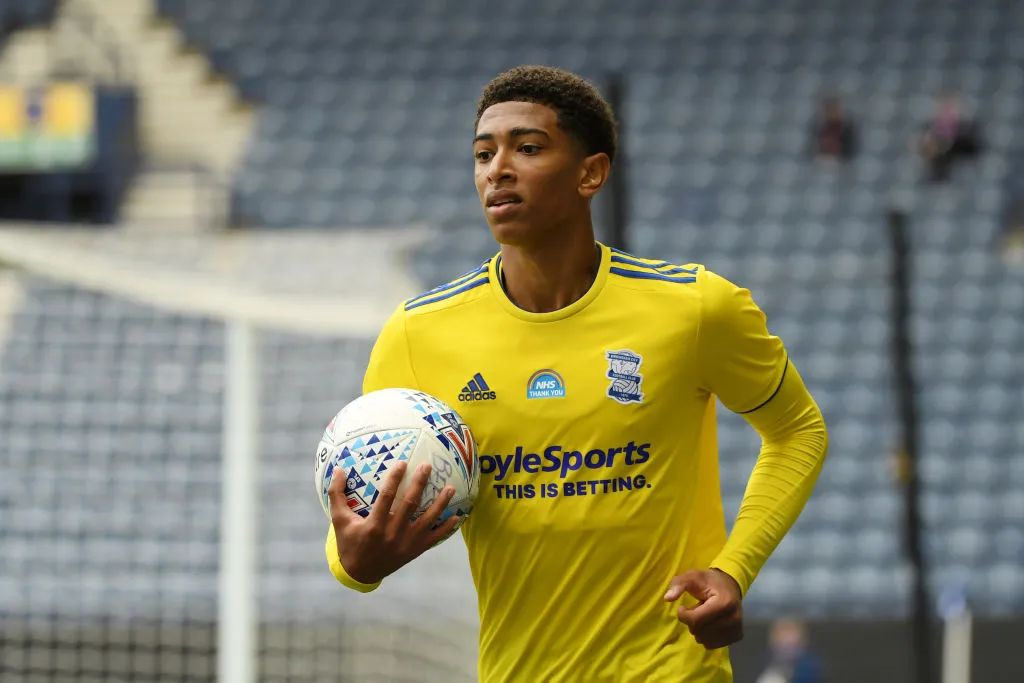 铁卫主场首球比肩C罗，曼联1-1西汉姆联，反超利物浦升英超第八（铁卫老特拉福德处子球追平C罗纪录，曼联1-1西汉姆，力压利物浦升至英超第八）