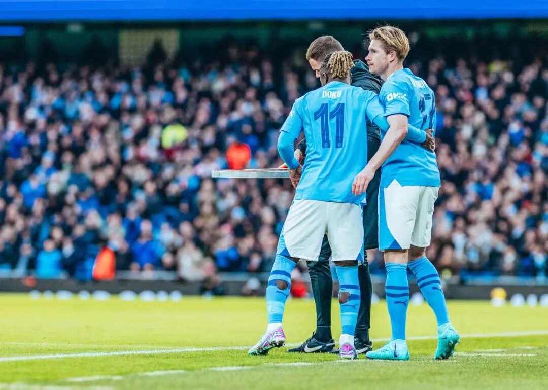 B费双响导演4-1大胜！曼联客场血洗垫底狼队，强势杀回前六（B费梅开二度导演4-1大捷！曼联客场横扫榜尾狼队，强势重返前六）