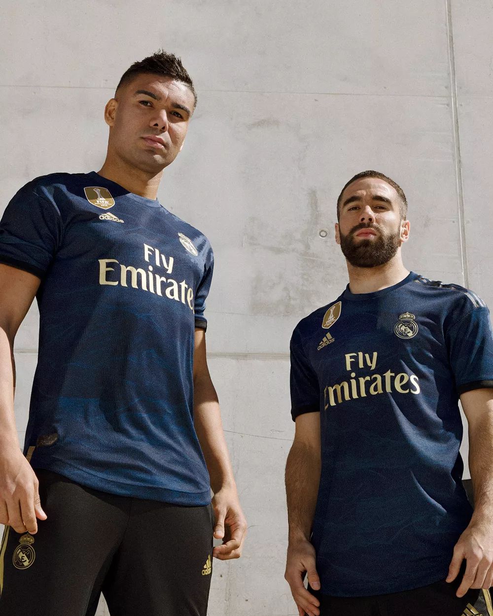 曼联主场1-1战平西汉姆联，近5轮仅1胜，阿莫林临场换人失误导致失利，球队前景堪忧。（曼联主场1-1被西汉姆逼平，近5轮仅胜一场，阿莫林换人失当引发质疑，前景堪忧）