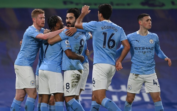 王楚钦香港机场疲惫不堪，高强度赛程下困意难掩（高强度征战后，王楚钦在香港机场难掩疲态）