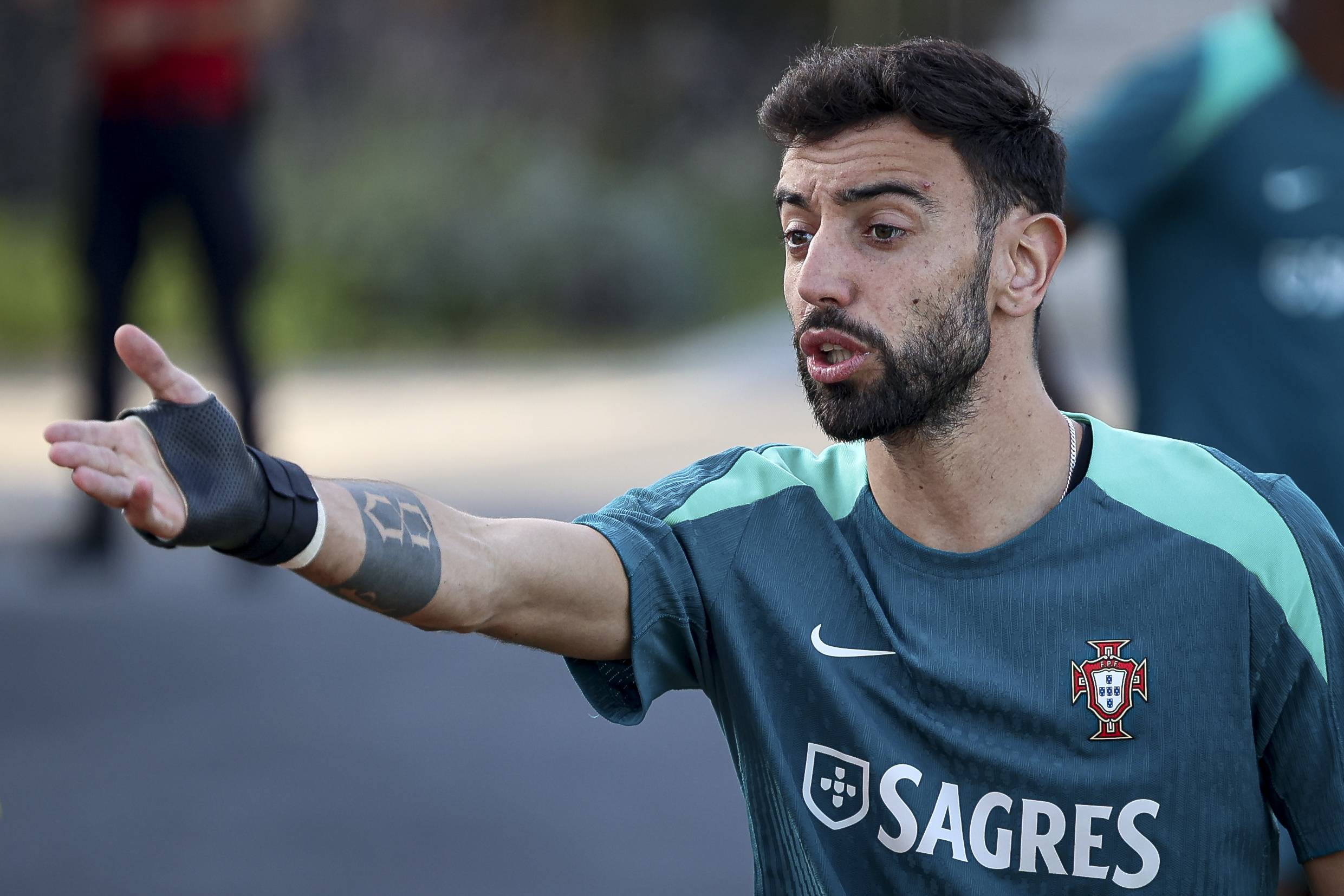 边锋赛后晒伤痕，网友称其太拼了（边锋赛后晒出伤痕，网友直呼拼劲十足）